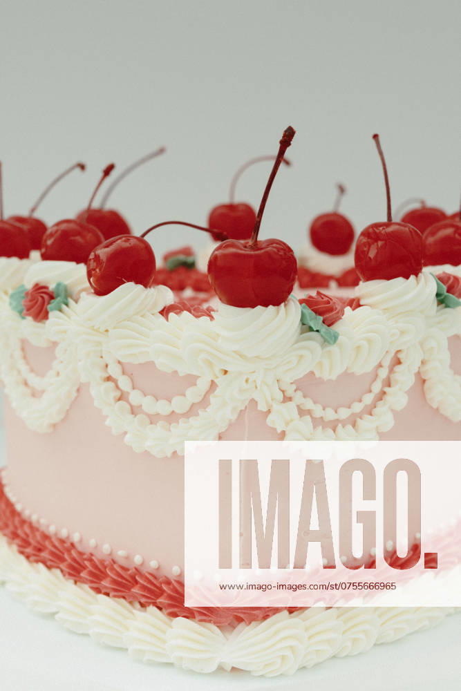 IMAGO Creative, Jahreszeit Sommer, Kirschen Close-up of a pink cake decorated with cherries San Diego, California, United States R_QCYJ24081463-1479909-01