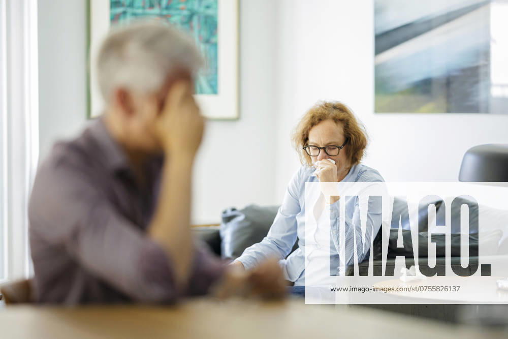 Symbolfoto zum Thema Probleme in der Partnerschaft. Eine aeltere Frau und ein aelterer Mann sitzen zu Hause. Berlin, 13.08.2024. Berlin Deutschland