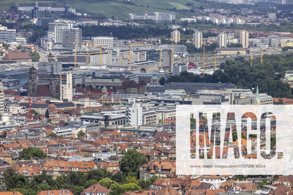 Stadtansicht Stuttgart. Ausblick auf die Innenstadt mit den zentralen Sehenswürdigkeiten wie Stiftskirche, Rathausturm Schlossplatz, Hauptbahnhof und Neues Schloss. Stuttgart, Baden-Württemberg, Deutschland, Europa City view of Stuttgart. View of the city centre with the central sights such as the collegiate church, town hall tower, Schlossplatz, main railway station and New Palace. Stuttgart, Baden-Württemberg, Germany, Europe