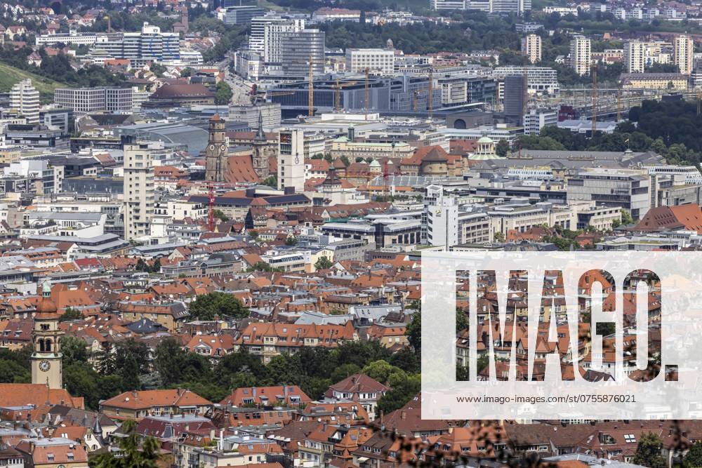 Stadtansicht Stuttgart. Ausblick auf die Innenstadt mit den zentralen Sehenswürdigkeiten wie Stiftskirche, Rathausturm Schlossplatz, Hauptbahnhof und Neues Schloss. Stuttgart, Baden-Württemberg, Deutschland, Europa City view of Stuttgart. View of the city centre with the central sights such as the collegiate church, town hall tower, Schlossplatz, main railway station and New Palace. Stuttgart, Baden-Württemberg, Germany, Europe