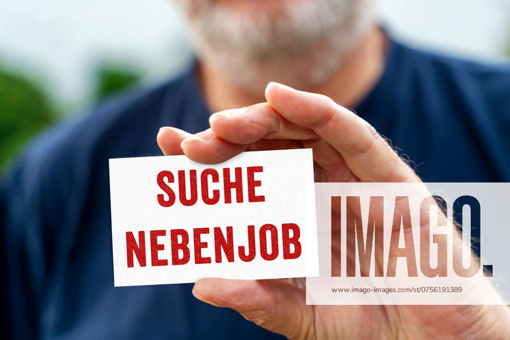 Alter Mann hält ein Schild mit Aufschrift: Suche Nebenjob. FOTOMONTAGE