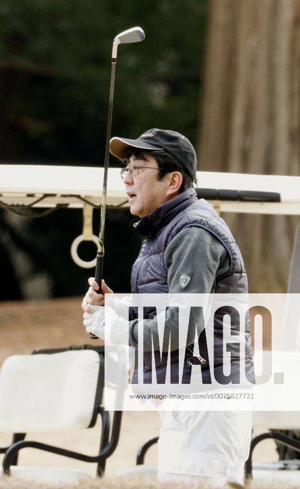 Shinzo Abe spielt Golf in Chigasaki Abe spends 1st day of winter break on golf course Japanese Prime Minister Shinzo Abe plays a round of golf in Chigasaki, Kanagawa Prefecture on Dec. 29, 2016, a day after returning from a trip to Pearl Harbor, Hawaii. Abe s plans to be on his New Year break until Jan. 3.