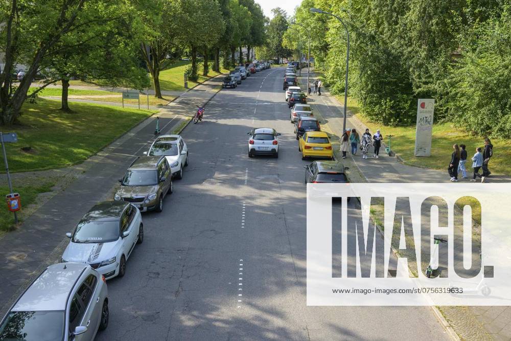 Autos parken am Donnerstag, 22.08.2024, in Bochum am Rande des Lohrings. Am Lohring sollen Parkstreifen am Fahrbahnrand nach dem Umbau wegfallen. Deutschland NRW Bochum