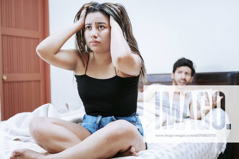 Junges Paar streitet sich auf dem Bett sitzend. Ehepaar Probleme im Bett. Upset Frau mit Mann sitzt auf dem Bett, Frau streitet mit ihrem Mann im Bett Young couple arguing sitting on the bed. Couple problems in bed. Upset woman with husband sitting on bed, Wife arguing with her husband in bed