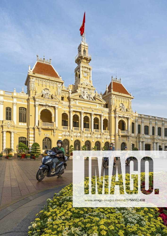 Menschen auf Motorrädern vor dem Ho Chi Minh Stadthaus, Saigon, Vietnam, Asien People on motorcycles in front of the Ho Chi Minh City Hall, Saigon, Vietnam, Asia