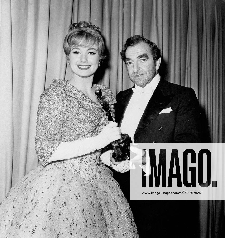 OSCARS. Bester Nebendarsteller. Preisträger 1951-1960 Aug. 14, 2007 - SHIRLEY JONES WITH HUGH GRIFFITH AT 33RD OSCAR ACADEMY AWARDS 1961.SUPPLIED BY - ZUMAg49_ 20070814_gaf_g49_339
