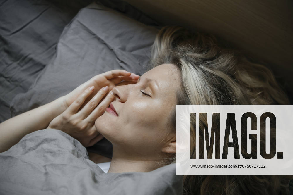 Woman sleeping in bed at home model released, Symbolfoto property released, KVBF00276