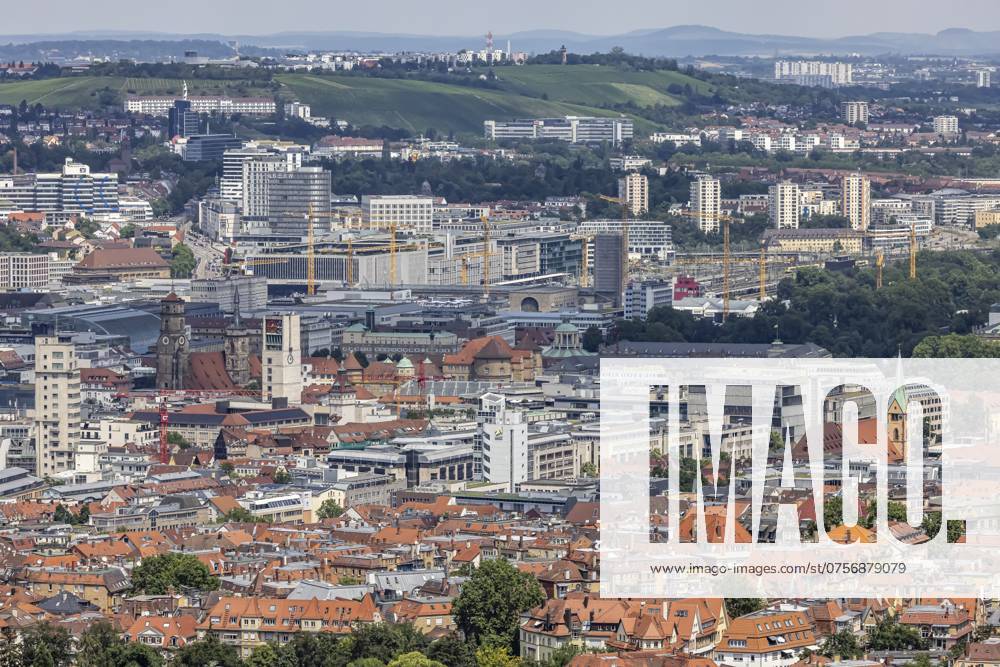 Stadtansicht Stuttgart. Ausblick auf die Innenstadt mit den zentralen Sehenswürdigkeiten wie Stiftskirche, Rathausturm Schlossplatz, Hauptbahnhof und Neues Schloss. Stuttgart, Baden-Württemberg, Deutschland, Europa City view of Stuttgart. View of the city centre with the central sights such as the collegiate church, town hall tower, Schlossplatz, main railway station and New Palace. Stuttgart, Baden-Württemberg, Germany, Europe
