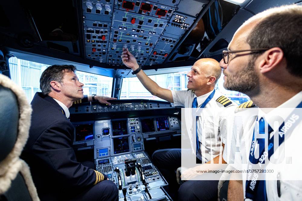 SCHIPHOL - The cockpit of the new KLM Airbus A321neo aircraft. For KLM, the arrival of the A321neo marks a step in its fleet renewal toward cleaner, quieter and more fuel-efficient aircraft. ANP RAMON VAN FLYMEN netherlands out - belgium out
