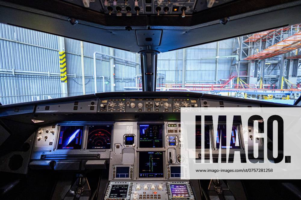 SCHIPHOL - The cockpit of the new KLM Airbus A321neo aircraft. For KLM, the arrival of the A321neo marks a step in its fleet renewal toward cleaner, quieter and more fuel-efficient aircraft. ANP RAMON VAN FLYMEN netherlands out - belgium out