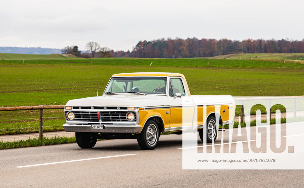 Ford F-100 Ein Ford F-100, welcher im Zeitraum 1973 - 1980 gebaut wurde fährt auf einer Strasse ausserorts im Kanton Zürich. (Oberglatt, Schweiz, 18.11.2023)