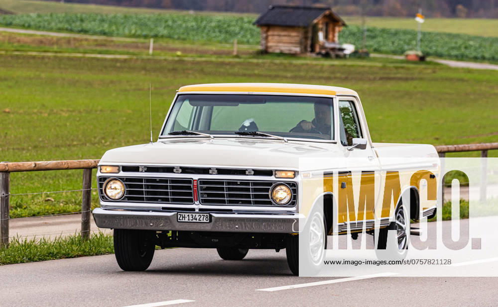 Ford F-100 Ein Ford F-100, welcher im Zeitraum 1973 - 1980 gebaut wurde fährt auf einer Strasse ausserorts im Kanton Zürich. (Oberglatt, Schweiz, 18.11.2023)