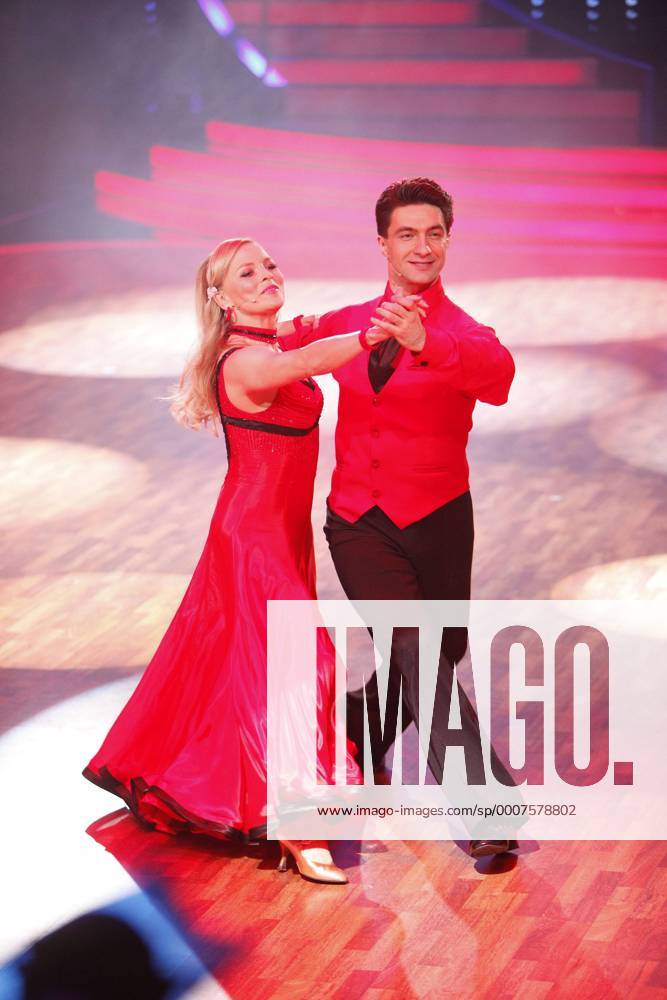 Regina Halmich (Deutschland) mit ihrem Tanzpartner Sergiy Plyuta in der RTL-Show Let s Dance in Köln am 23.03.2011 Lets Dance , RTL, 2011 o0 Boxen Frauenboxen