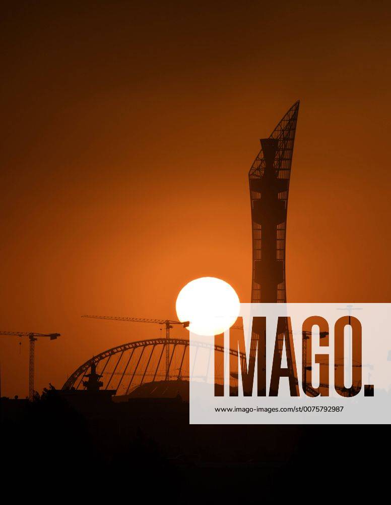 Vorschau zur Fussball Weltmeisterschaft 2022 in Katar. Das Khalifa International Stadium westlich von Doha, in Al-Rayyan, in der Aspire Academy for Sports Excellence (Aspire-Sport-Park) ein Stadion der WM 2022. Der Turm ist das 5-Sterne Hotel The Torch daneben. 05.01.2017, Fussball-WM 2022 in Katar 05.01.2017, Fussball-WM 2022 in Katar