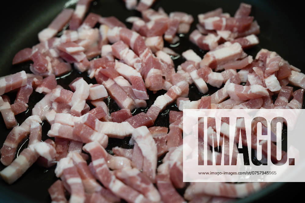Speckwuerfel werden in der Pfanne angebraten fry the bacon cubes in the pan BLWS715851