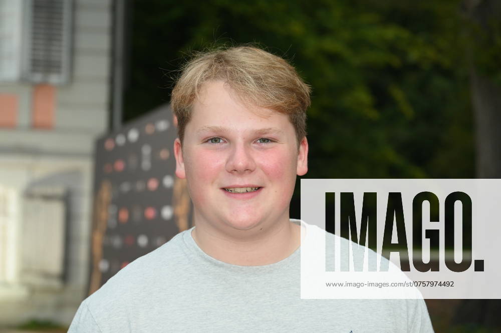 Schauspieler Julius Weckauf kommt zur Abendveranstaltung anlässlich der Kölner Jurysitzung zum international Emmy Award 2024 - Semi Final round of Judging der international Emmy Awards auf Schloss Arff