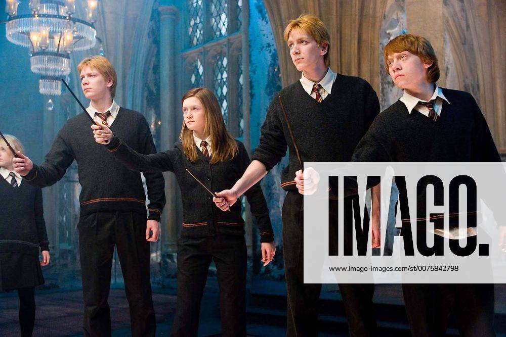 (L-r) JAMES PHELPS as Fred Weasley, BONNIE WRIGHT as Ginny Weasley, RUPERT GRINT as Ron Weasley, and OLIVER PHELPS as George Weasley in Warner Bros. Pictures fantasy Harry Potter and the Order of the Phoenix.O. .K53990ES. SUPPLIED BY TV-FILM STILL - ZUMAg49_ 20070727_gaf_g49_016