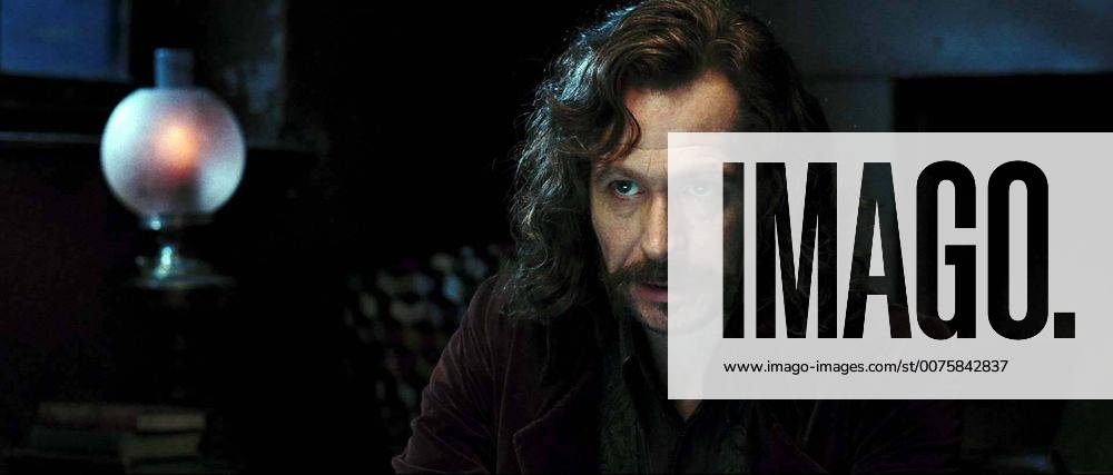 GARY OLDMAN as Sirius Black in Warner Bros. Pictures fantasy Harry Potter and the Order of the Phoenix.O . .K53990ES. SUPPLIED BY TV-FILM STILL - ZUMAg49_ 20070727_gaf_g49_141