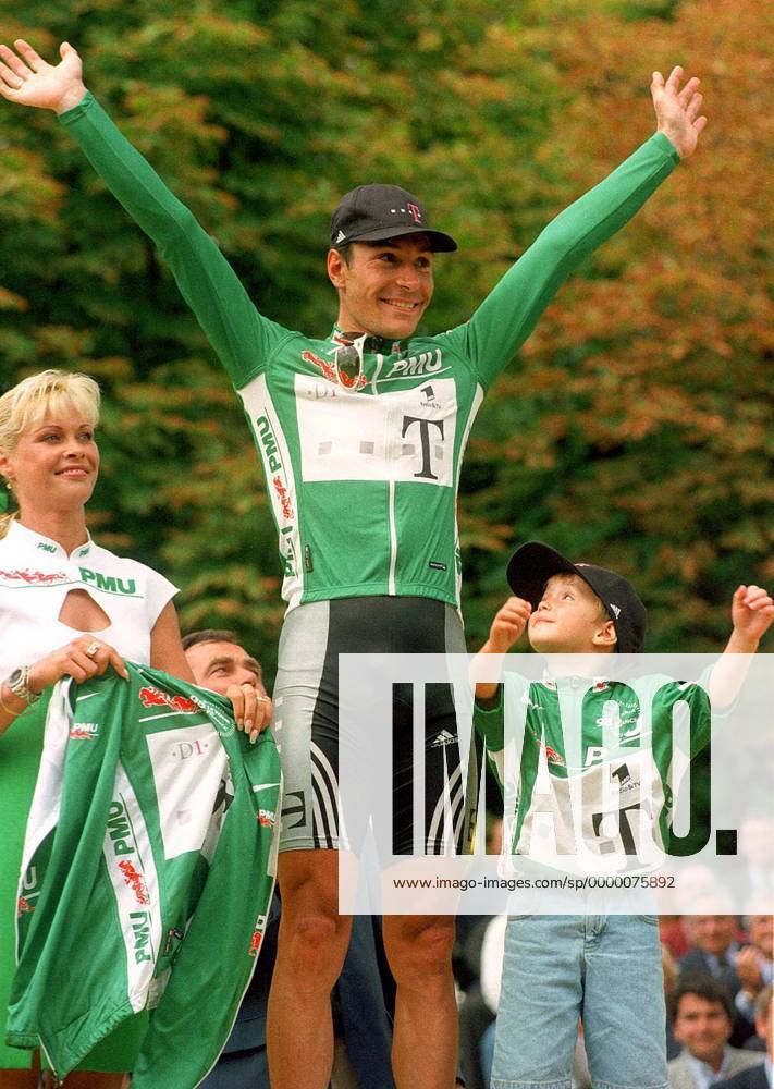 Sprintkönig Erik Zabel (Team Deutsche Telekom) mit Sohn Rick jubelnd Radsport Herren Tour de France 1998, Finale, Radrennsport, Straßenradsport, Straßenradrennsport, Radrennen, Rad Gruppe Paris Freude,