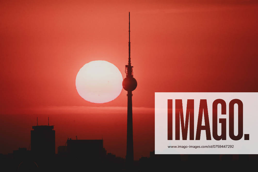 IMAGO Creative, Jahreszeit Sommer, Hitze Der Sonnenaufgang zeichnet sich ab hinter der Stadtsilhouette mit dem Fernsehturm in Berlin, 04.09.2024. Berlin Deutschland
