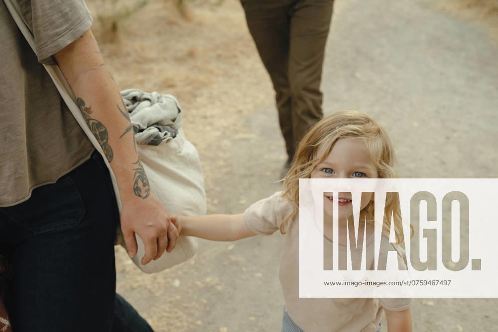 Child with blonde hair holding moms hand San Diego, California, United States CR_QCYJ240902-1516521-01 ,model released, Symbolfoto