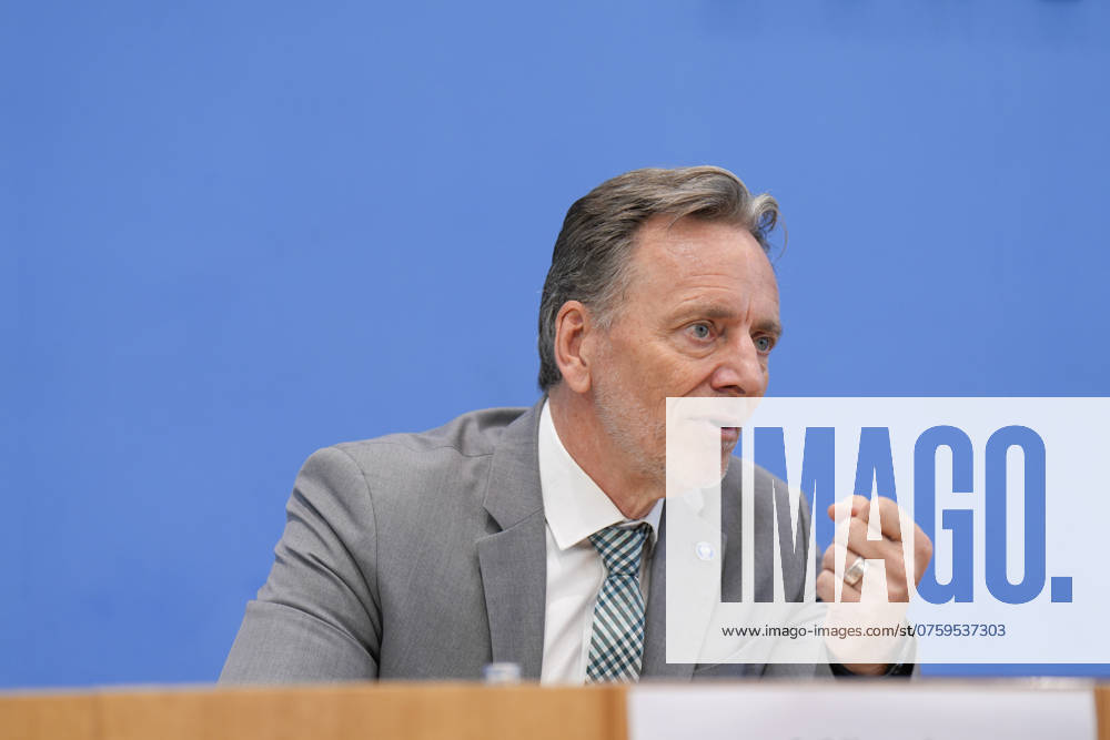 Holger Münch, Präsident des Bundeskriminalamtes Bundeslagebild zur Organisierten Kriminalität 2023, Bundesinnenministerin Nancy Faeser, Holger Münch, Präsident des Bundeskriminalamtes (BKA) in der Bundespressekonferenz Berlin Berlin GER