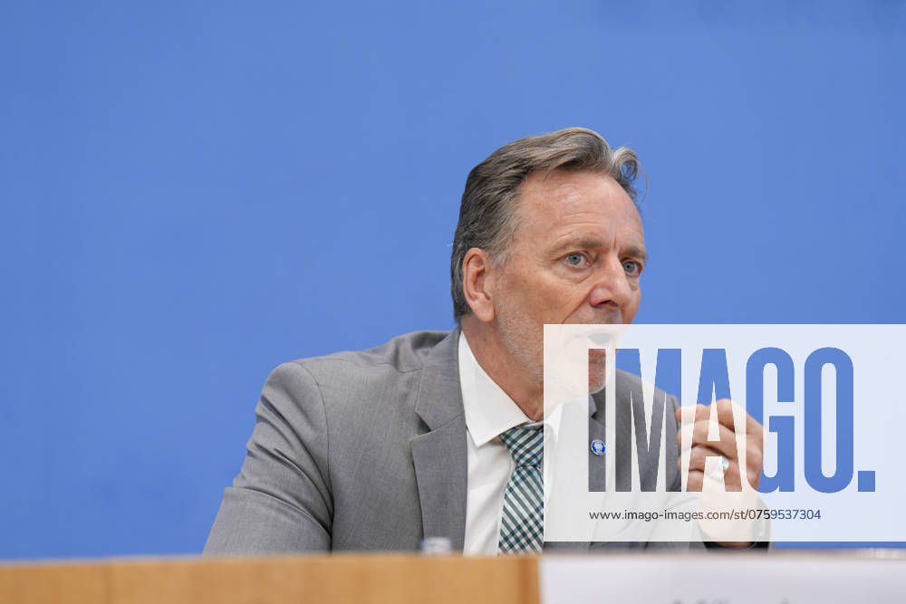 Holger Münch, Präsident des Bundeskriminalamtes Bundeslagebild zur Organisierten Kriminalität 2023, Bundesinnenministerin Nancy Faeser, Holger Münch, Präsident des Bundeskriminalamtes (BKA) in der Bundespressekonferenz Berlin Berlin GER
