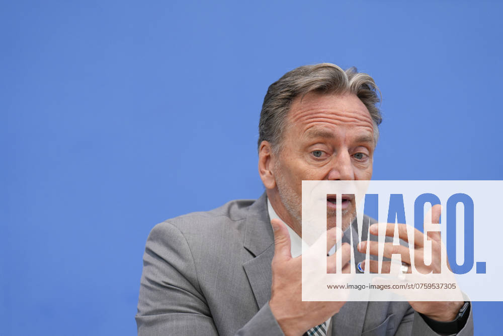 Holger Münch, Präsident des Bundeskriminalamtes Bundeslagebild zur Organisierten Kriminalität 2023, Bundesinnenministerin Nancy Faeser, Holger Münch, Präsident des Bundeskriminalamtes (BKA) in der Bundespressekonferenz Berlin Berlin GER
