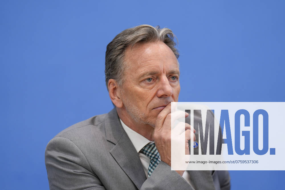 Holger Münch, Präsident des Bundeskriminalamtes Bundeslagebild zur Organisierten Kriminalität 2023, Bundesinnenministerin Nancy Faeser, Holger Münch, Präsident des Bundeskriminalamtes (BKA) in der Bundespressekonferenz Berlin Berlin GER