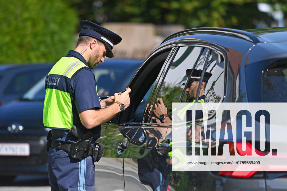 Grenzpolizist,Polizist kontrolliert die Papiere einer Person,Fahrer. Grenzpolizisten kontrollieren Fahrzeuge. Joachim HERRMANN (Innenminister Bayern), Justizminister Georg EISENREICH und die Bayerische Grenzpolizei informieren ueber verstaerkten Grenzschutz am 04.09.2024 am Grenzuebergang Burghausen Neue Bruecke zur Bekaempfung illegaler Migration,