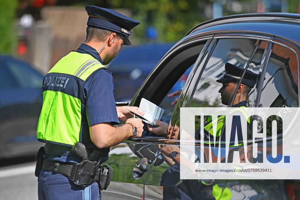 Grenzpolizist,Polizist kontrolliert die Papiere einer Person,Fahrer. Grenzpolizisten kontrollieren Fahrzeuge. Joachim HERRMANN (Innenminister Bayern), Justizminister Georg EISENREICH und die Bayerische Grenzpolizei informieren ueber verstaerkten Grenzschutz am 04.09.2024 am Grenzuebergang Burghausen Neue Bruecke zur Bekaempfung illegaler Migration,