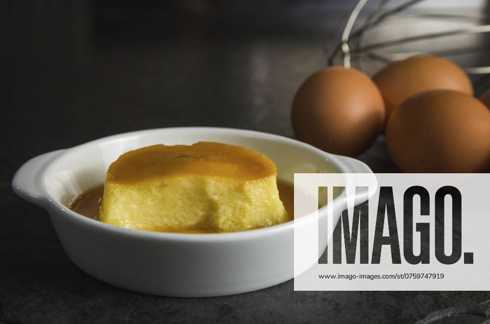 Traditionelle brasilianische Nachspeise, Milchpudding auf dunklem Hintergrund Traditional Brazilian dessert, milk pudding on dark background