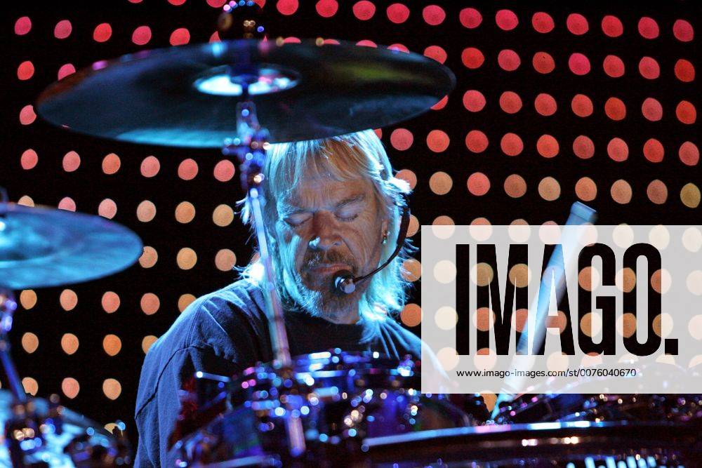 Apr 23, 2007 - Alpine, CA, USA - FRANK BEARD of ZZ Top performs at the Viejas Indian Reservation s outdoor theater as part of the 2007 Concerts in the Park series. - ZUMAr06_ 20070423_jac_r06_053