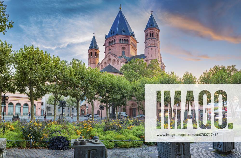 Dom St. Martin und Domplatz in Mainz, bei Sonnenuntergang, Rheinland-Pfalz, Deutschland, Europa St Martin s Cathedral and Cathedral Square in Mainz, at sunset, Rhineland-Palatinate, Germany, Europe