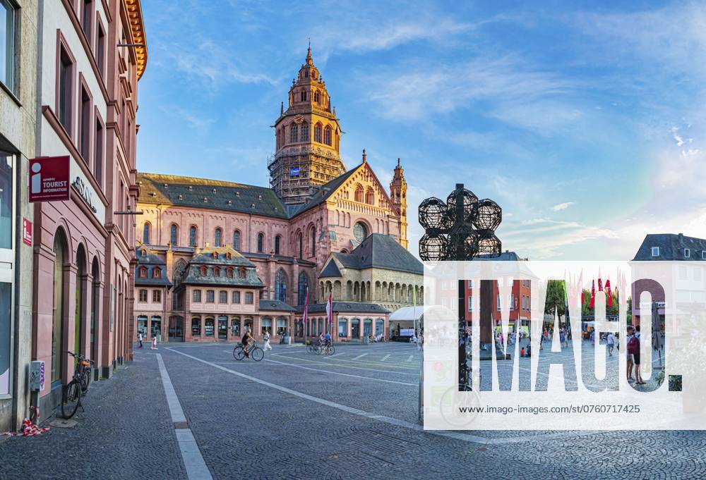 Dom St. Martin und Domplatz in Mainz, im Abendlicht, Rheinland-Pfalz, Deutschland, Europa St Martin s Cathedral and Cathedral Square in Mainz, in the evening light, Rhineland-Palatinate, Germany, Europe