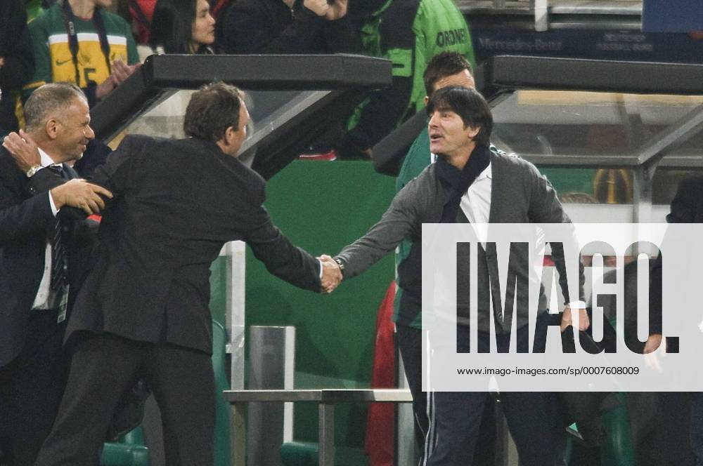 Bundestrainer Joachim Löw (GER) gratuliert Trainer Holger OSIECK l. (AUSTRALIEN), Deutschland (weiß) - Australien , am 29.03.2011 in Mönchengladbach o0 Trainer Nationaltrainer
