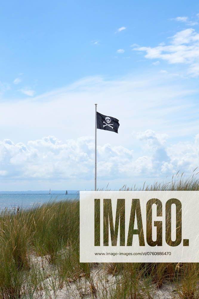Piratenflagge an einem Ostseestrand pirate flag at a baltic sea beach