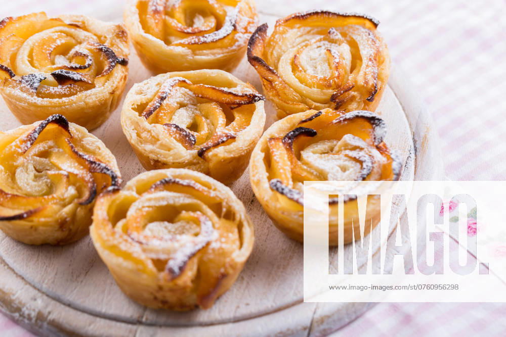 IMAGO Creative, Food, Gebäck, Apfeltaschen Leckerer ApfelBlätterteig in Rosenform auf Holzbrett Delicious apple puff pastry in rose shape on wooden board