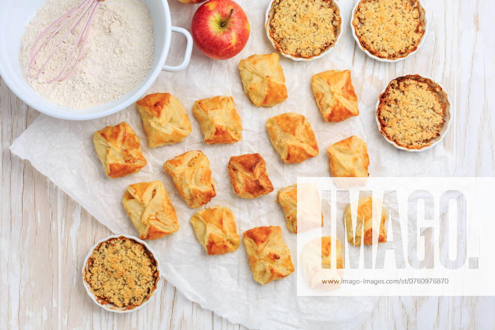 IMAGO Creative, Food, Gebäck, Apfeltaschen Hausgemachte Apfeltaschen und kleine Apfelstreuselkuchen mit Zutaten Homemade apple turnovers and small apple crumble cakes with ingredients