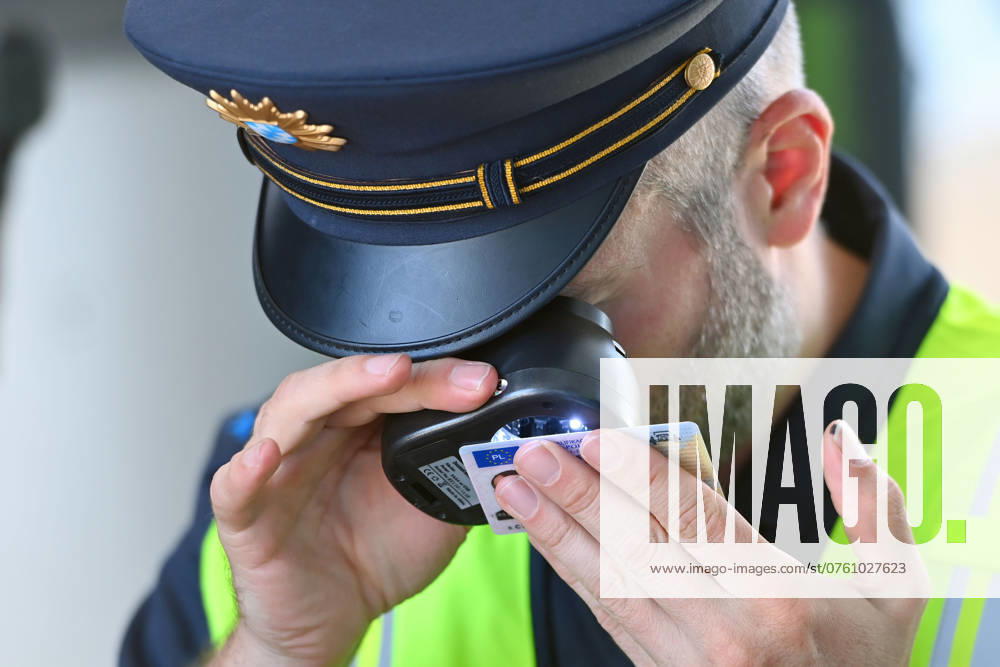 Grenzpolizist,Polizist kontrolliert die Echtheit einer Fahrerlaubnis,Fuehrerschein. Grenzpolizisten kontrollieren Fahrzeuge. Joachim HERRMANN (Innenminister Bayern), Justizminister Georg EISENREICH und die Bayerische Grenzpolizei informieren ueber verstaerkten Grenzschutz am 04.09.2024 am Grenzuebergang Burghausen Neue Bruecke zur Bekaempfung illegaler Migration,