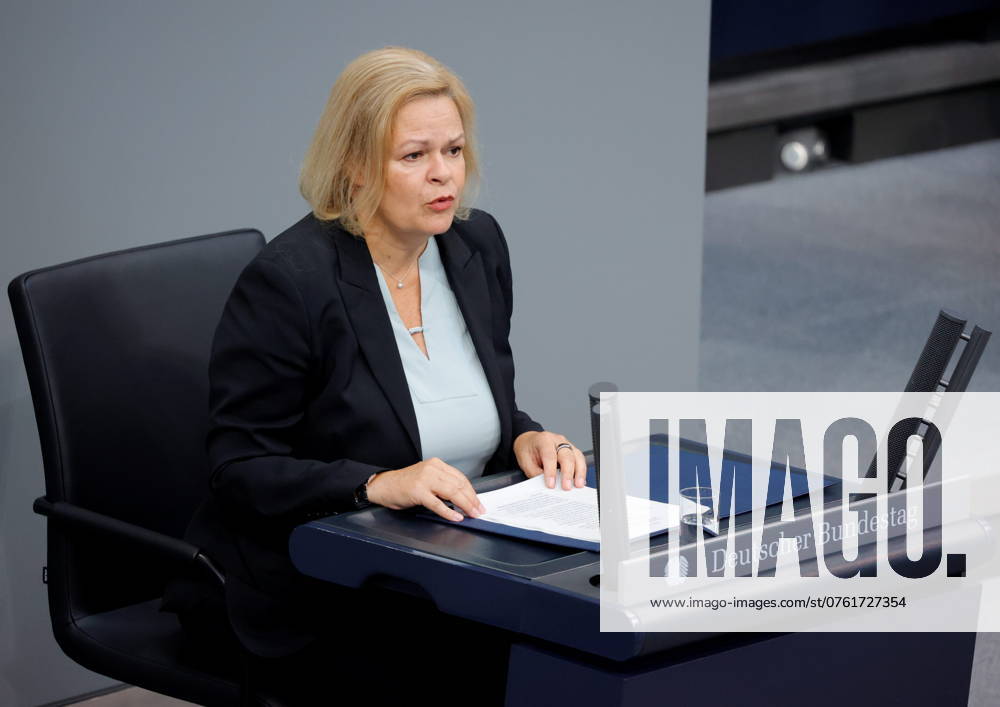 Nancy Faeser (SPD), Bundesministerin fuer Inneres und Heimat, Deutschland, Berlin, Reichstag, Thema: Innere Sicherheit, Migrationspolitik