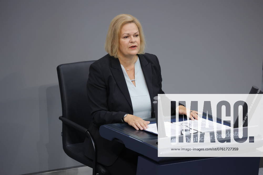 Nancy Faeser (SPD), Bundesministerin fuer Inneres und Heimat, Deutschland, Berlin, Reichstag, Thema: Innere Sicherheit, Migrationspolitik