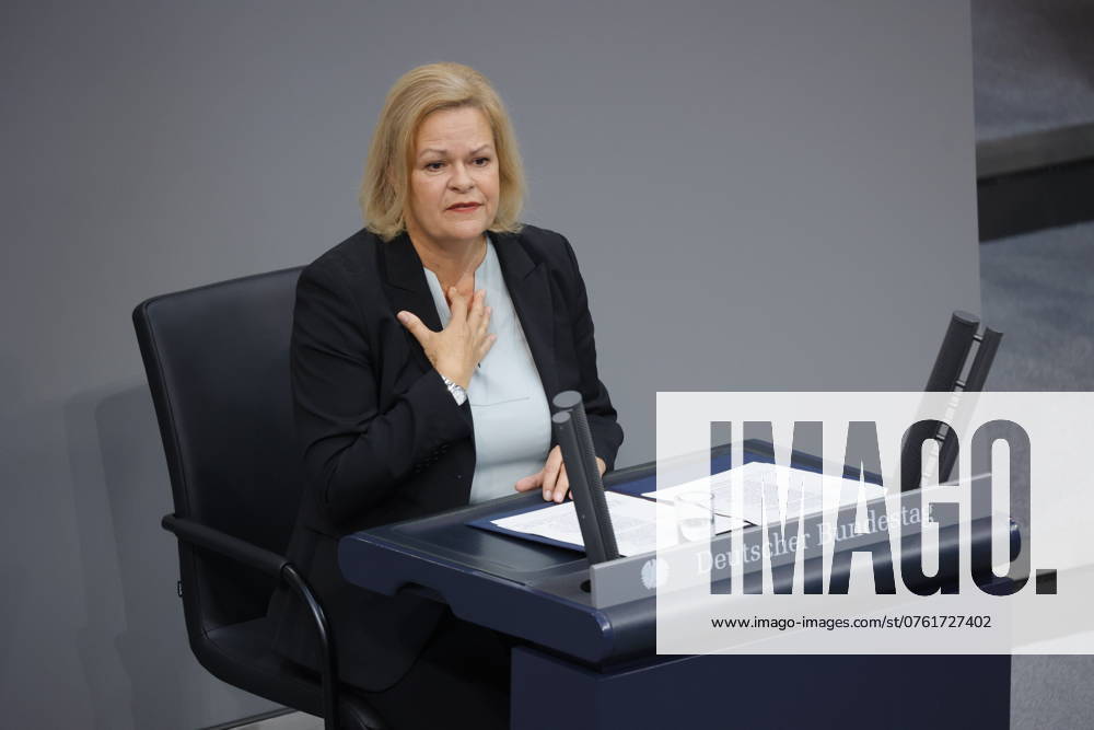 Nancy Faeser (SPD), Bundesministerin fuer Inneres und Heimat, Deutschland, Berlin, Reichstag, Thema: Innere Sicherheit, Migrationspolitik