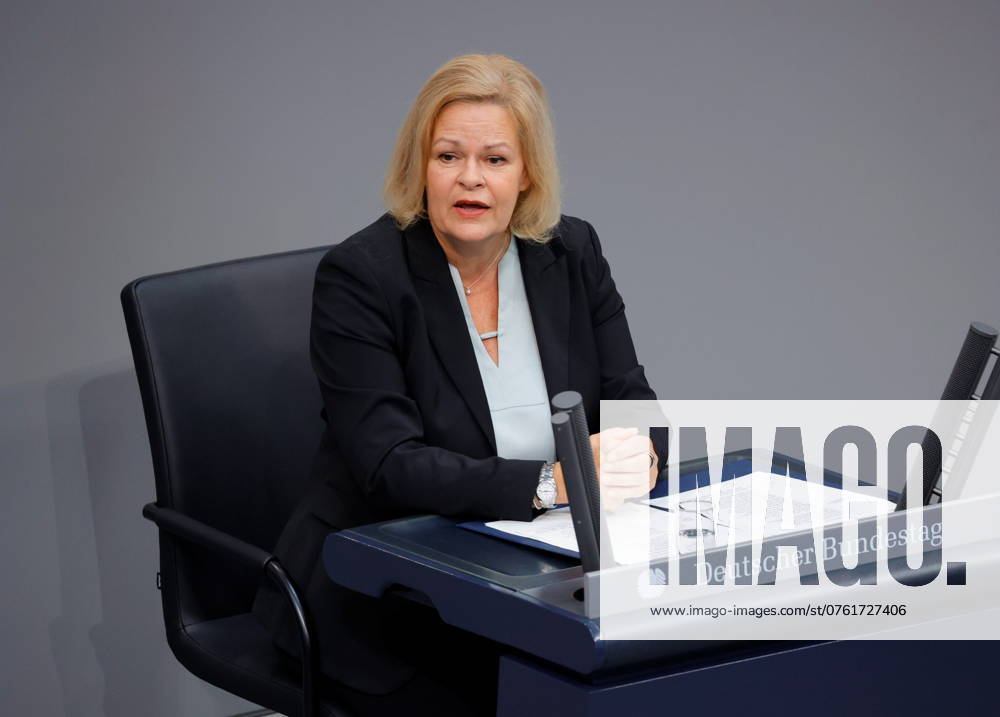 Nancy Faeser (SPD), Bundesministerin fuer Inneres und Heimat, Deutschland, Berlin, Reichstag, Thema: Innere Sicherheit, Migrationspolitik