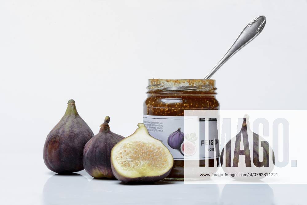 Feigenmarmelade im Glas und frische Feigen, Ficus carica Fig jam in a jar and fresh figs, Ficus carica