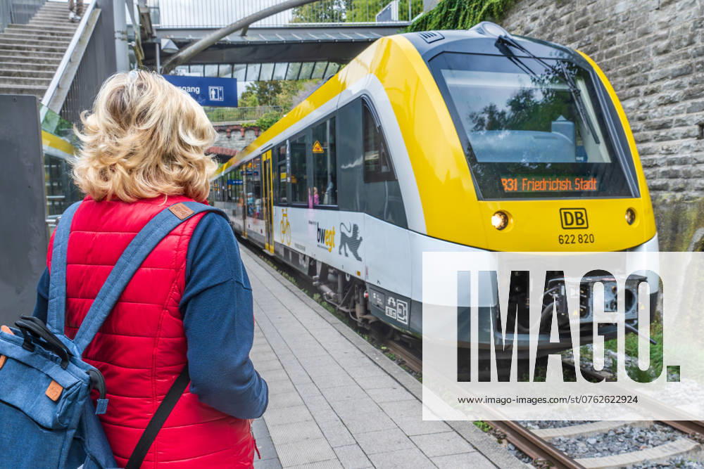 Regionalbahn nach Friedrichshafen fährt im Bahnhof Überlingen ein, September 2024 Deutschland, Überlingen, September 2024, Regionalbahn nach Friedrichshafen fährt im Bahnhof Überlingen ein, Reisende am Bahnsteig, Zug RB31, Deutsche Bahn, Bahnreise, Urlaubszeit, Verkehr, Herbst, Bodensee, Baden-Württemberg, Tourismus,