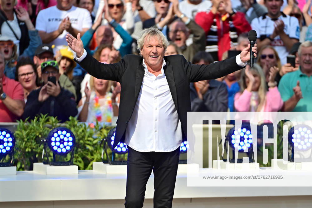 ZDF - Fernsehgarten. Sänger Bernhard Brink während der ZDF - Unterhaltungsshow Fernsehgarten am 15.09.2024 in Mainz. 20240915MWI004591