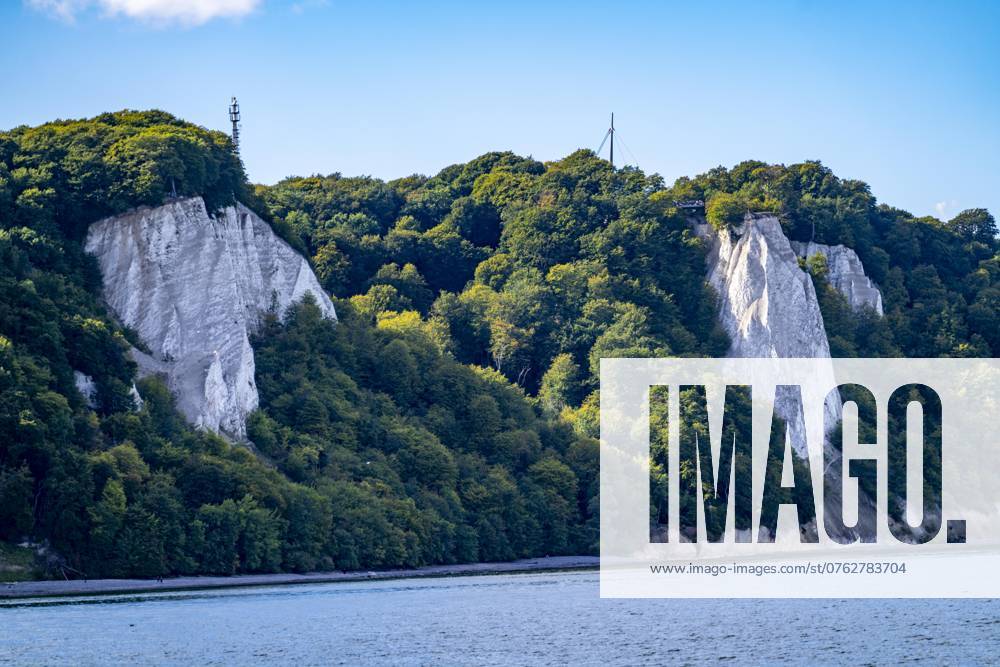 Kreidefelsen von Rügen, Aussichtsplattform an der berühmten Felsformation Königsstuhl, im Nationalpark Jasmund, Blick auf die Ostsee und die Kreidefelsen Küste, zwischen Sassnitz und Lohme, Mecklenburg-Vorpommern, Deutschland, Königsstuhl