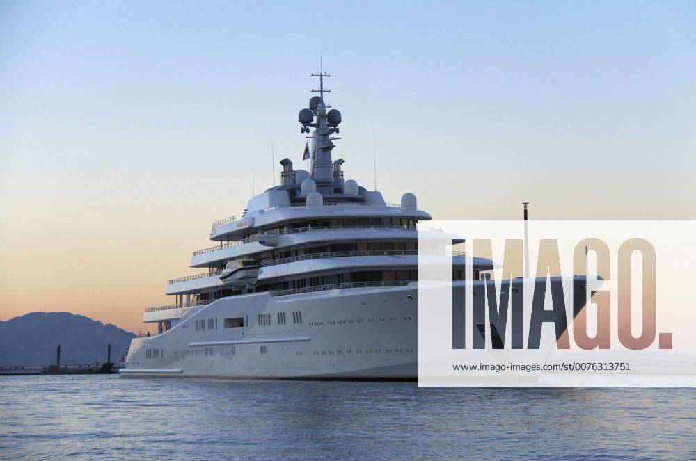 Motoryacht ECLIPSE, gebaut von der Hamburger Werft Blohm & Voss für den russischen Oligarchen Roman Abramowitsch. Bei der Auslieferung 2010 war ECLIPSE mit einer Länge von 162,5 Metern die größte Yacht der Welt. Sie wurde 2013 durch die Motoryacht AZZAM von diesem Platz verdrängt.