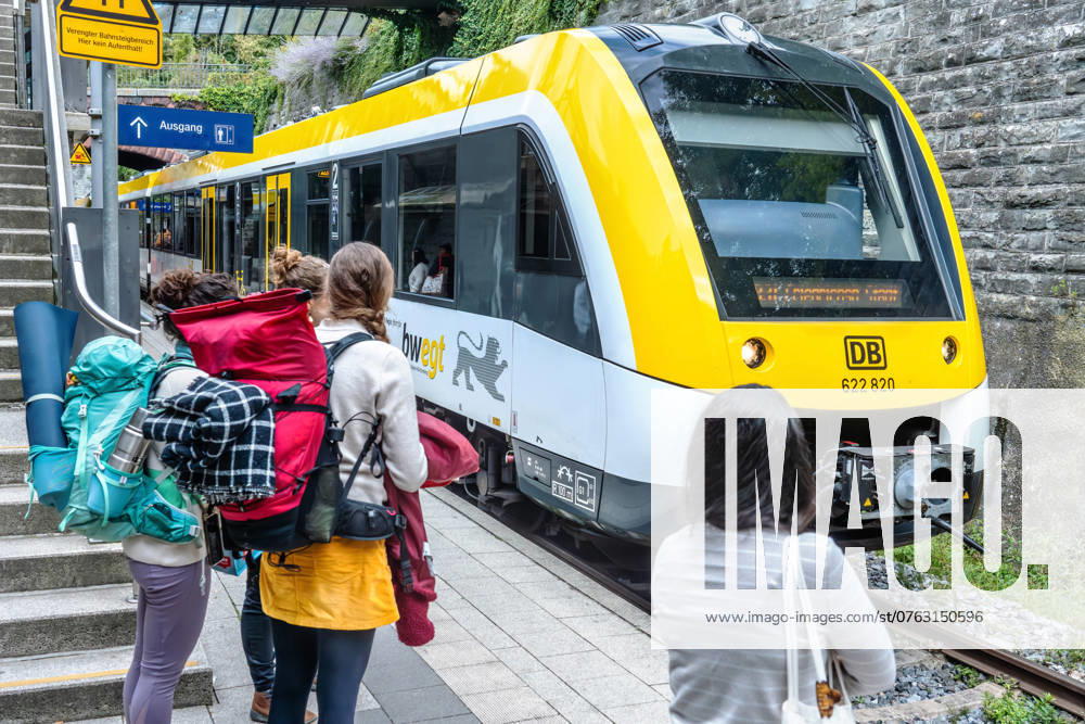 Regionalbahn nach Friedrichshafen fährt im Bahnhof Überlingen ein, September 2024 Deutschland, Überlingen, September 2024, Regionalbahn nach Friedrichshafen fährt im Bahnhof Überlingen ein, Reisende am Bahnsteig, Zug RB31, Deutsche Bahn, Bahnreise, Urlaubszeit, Verkehr, Herbst, Bodensee, Baden-Württemberg, Tourismus,